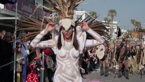 Frau-In-Einem-Engen-Afrikanischen-Kostüm-Tanzt-In-Einer-Parade-Beim-Karneval-In-Paphos
