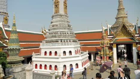 Puesta-De-Sol-Cerca-Del-Templo-En-Bangkok,-Tailandia