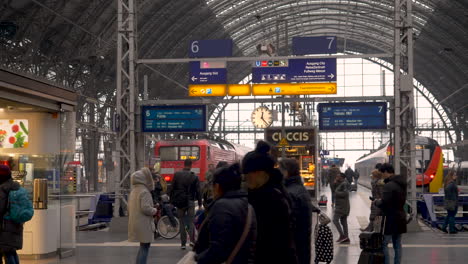 Gente-Caminando-Por-La-Estación-De-Frankfurt-Bahnhof