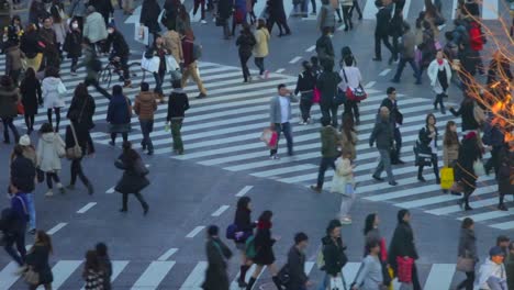 El-Tráfico-De-Personas-En-El-Famoso-Paso-De-Peatones-De-Shibuya-En-Tokio,-Japón