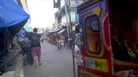 La-Gente-Camina-Por-Una-Calle-Estrecha-Y-Concurrida-En-Tawi-tawi,-Una-Pequeña-Isla-Filipina,-Llevando-Comestibles-Y-Mercancías