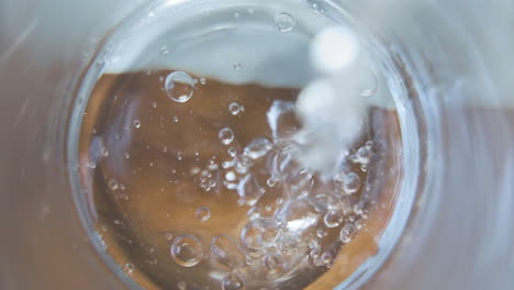 Wasserblasen-Beim-Eingießen-In-Glas-Aus-Nächster-Nähe-In-Zeitlupe
