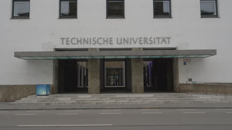 Entrance-of-the-Technische-Universität-München