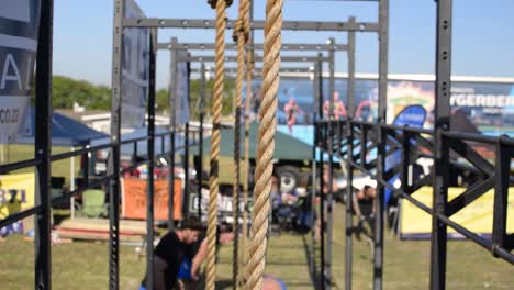 Un-Hombre-Fuerte,-Atlético-Y-En-Forma-Haciendo-Una-Escalada-De-Cuerda-Militar-Para-El-Entrenamiento-De-Fuerza-Muscular-Y-Resistencia,-Popular-En-Todas-Las-Fuerzas-Armadas,-Programas-De-Entrenamiento-De-Cursos-Cruzados-Y-De-Asalto