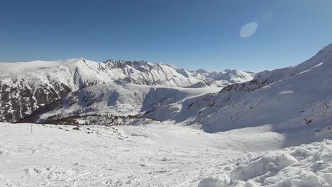 Horizont-Aus-Schneebedeckten-Bergen-Mit-Skipisten-In-Bansko,-Bulgarien