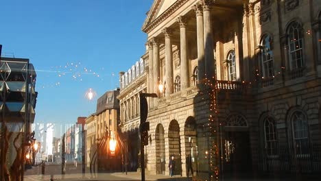 Spiegelung-Durch-Das-Glasfenster-Des-Rathauses-Von-Liverpool,-Gespiegelt-Im-Fenster-Des-Café-Restaurants