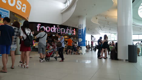 Singapur-–-Etwa-Im-Zeitraffer-Bewegen-Sich-Menschenmassen-Durch-Ein-überfülltes-Einkaufszentrum-In-Singapur