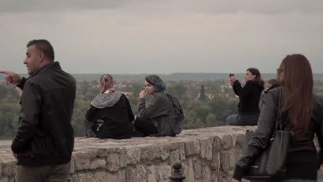 Touristen-Auf-Einem-Balkon-Mit-Blick-Auf-Belgrad,-Serbien
