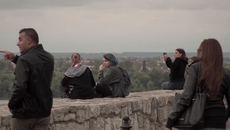 Turistas-En-Un-Balcón-Con-Vistas-A-Belgrado,-Serbia