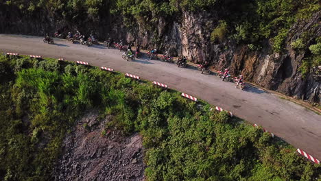 Vista-De-Drones-Que-Muestra-A-Un-Grupo-De-Motociclistas-Descansando-Al-Costado-De-La-Carretera,-A-Lo-Largo-Del-Paso-Ma-Pi-Leng-A-última-Hora-De-La-Tarde