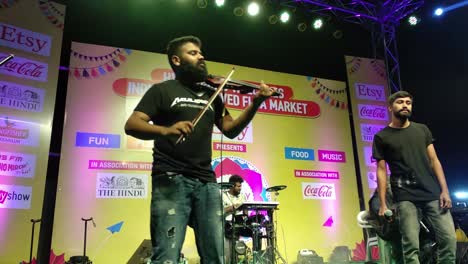 Band-Tritt-Auf-Der-Bühne-In-Hyderabad-Auf