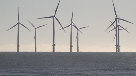 Windturbinen-Drehen-Sich-Auf-Einer-Offshore-Farm-Vor-Der-Küste-Von-Hartlepool-In-Der-Nordsee,-Während-Wellen-An-Der-Küste-Schlagen