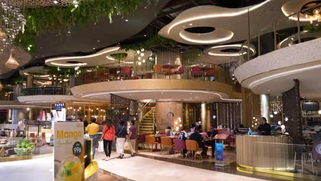 Schwenk-über-Den-Food-Court-Des-Luxuriösen-Einkaufszentrums-Siam