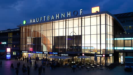 Kölner-Hauptbahnhof,-Vorderseite,-Zeitraffer-Vom-Tag-Zur-Nacht,-Die-Uhr-Tickt