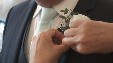 Persona-Adjunta-Boutonniere-Al-Traje-De-Los-Invitados-A-La-Boda.