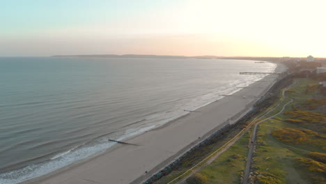 Luftaufnahme-Des-Sonnenuntergangs-Am-Strand-Von-Bournemouth