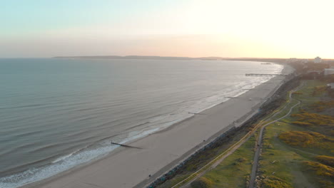 Vista-Aérea-De-La-Puesta-De-Sol-De-La-Playa-De-Bournemouth