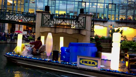 The-Parade-of-Lanterns-celebration-kicks-colorfully-lit-boats-on-the-San-Antonio-Riverwalk