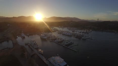Luftaufnahme-Des-Yachthafens-Von-San-Jose-Del-Cabo-Bei-Sonnenuntergang,-Baja-California-Sur
