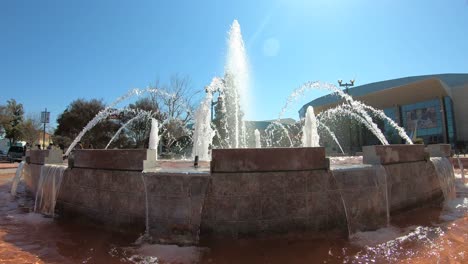 Fuente-De-Agua-En-Cámara-Lenta-Fuera-De-Rabobank-Arena,-Bakersfield,-California