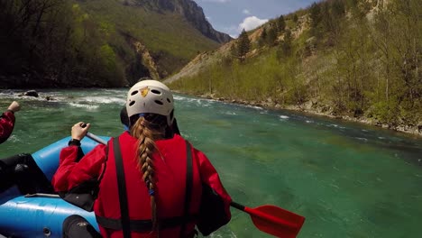 Remando-En-Un-Bote-De-Rafting,-Punto-De-Vista-Del-Remero