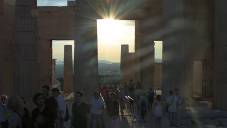Touristen-Vor-Der-Athener-Akropolis-Propyläen-Am-Eingang-Zur-Akropolis-Von-Athen
