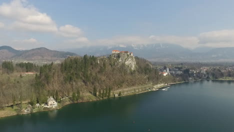 Luftaufnahmen-Vom-Bleder-See-Mit-Der-Burg-Von-Bleder-Im-Hintergrund