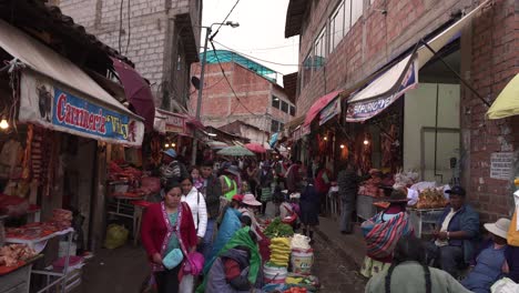 Bunter-Markt-Voller-Peruanischer-Einheimischer-In-Cusco,-Einer-Stadt-In-Den-Anden