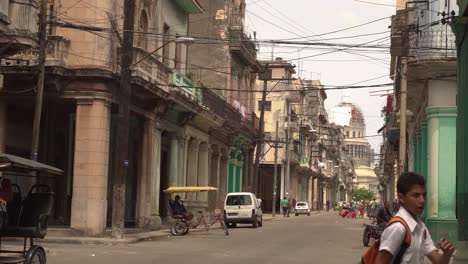 Urban-Street-life-scene-of-famous-Havana-old-Town,-Cuba