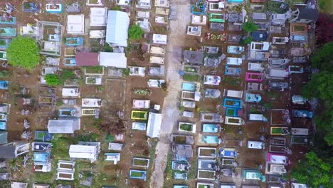 Luftaufnahme-Der-Annäherung-Mit-Einer-Drohne-An-Einen-Friedhof-In-Fortín,-Veracruz