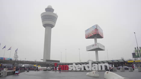 Kontrollturm-Am-Internationalen-Flughafen-Amsterdam-Schiphol-An-Einem-Nebligen-Morgen-Im-Winter