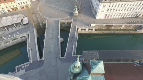 Luftaufnahme-Von-Tromostovje,-Dreifachbrücke-Von-Ljubljana-Am-Fluss-Ljubljanica,-Zentrum-Der-Stadt