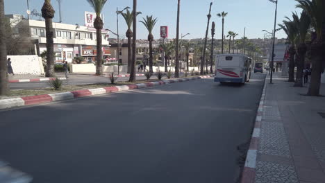 Auto--Und-Busverkehr-Auf-Der-Moulay-Ismail-Avenue-Von-Meknes,-Die-Den-Neuen-Und-Alten-Mediana-Teil-Der-Stadt-Verbindet