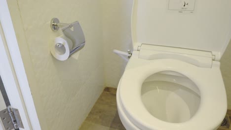 Sauberer-Weißer-öffentlicher-Schrank-Mit-Toilettenpapier