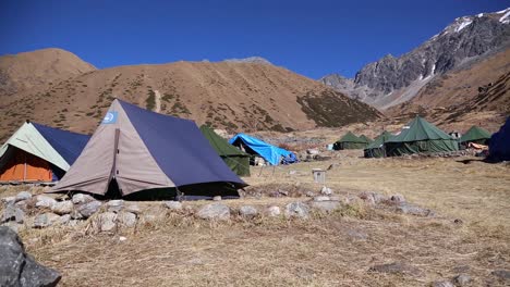 Zeltkolonie,-Die-Unter-Dem-Himalaya-Errichtet-Wurde,-Damit-Bergsteiger-Aus-Dem-Himalaya-über-Nacht-Bleiben-Und-Sich-Entspannen-Können