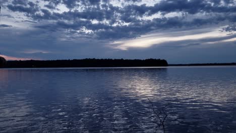 Ende-Eines-Wunderschönen-Sonnenuntergangs-über-Einem-Friedlichen-See