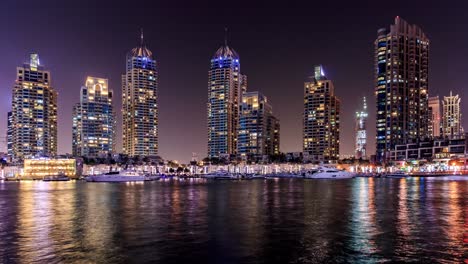 Ein-4K-Zeitraffervideo,-Das-Nachts-In-Der-Marina-Von-Dubai-Aufgenommen-Wurde-Und-Boote-Und-Yachten-Zeigt,-Die-Sich-über-Das-Wasser-Bewegen