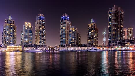 Un-Video-De-Lapso-De-Tiempo-De-4k-Tomado-En-El-Puerto-Deportivo-De-Dubai-Por-La-Noche-Que-Muestra-Barcos-Y-Yates-Moviéndose-Por-El-Agua