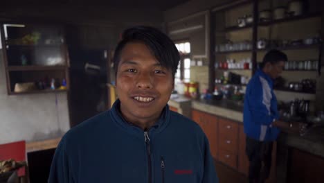 Asiatischer-Junger-Mann-Lächelt-In-Der-Küche-In-Die-Kamera,-Vorwärtsbewegung-Der-Kamera,-Porträtaufnahme