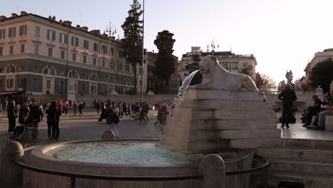 Fuentes-De-Leones-En-La-Plaza-Del-Pueblo-En-El-Centro-De-La-Ciudad-De-Roma-Con-Turistas-En-El-Fondo