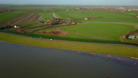 Fliegen-Sie-über-Den-Fluss-Oder-Kanal-Mit-Blick-Auf-Den-Deich-In-Holland