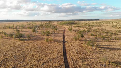 Landcruiser-Fährt-Durch-Das-Outback-Von-Australien,-Aufgenommen-Mit-Einer-Drohne