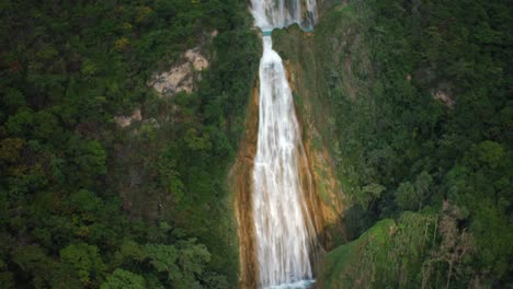 Aerial-pull-back-shot-of-the-Velo-de-Novia-waterfall-in-the-Chiflon-park,-Chiapas