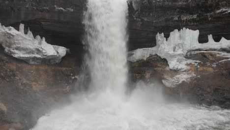 Minehaha-waterfall-view-from-below-camera-tilting-up,-Minnesota