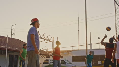 Eine-Gruppe-Einheimischer-Mexikaner,-Die-Volleyball-Spielen