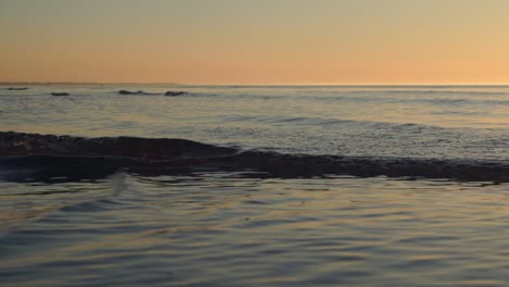 Ruhiges-Meer-Während-Eines-Sonnenuntergangs