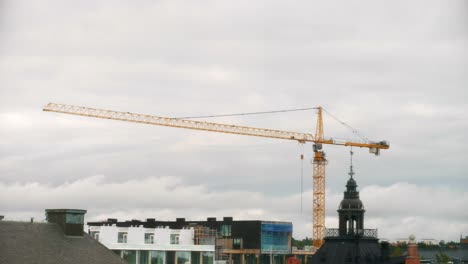 Zeitraffer-Eines-Baukrans-Und-Der-Skyline-Der-Schwedischen-Stadt,-Branche-Im-Baugewerbe-Auf-Dem-Vormarsch-Und-Florierende-Wirtschaft-In-Schweden