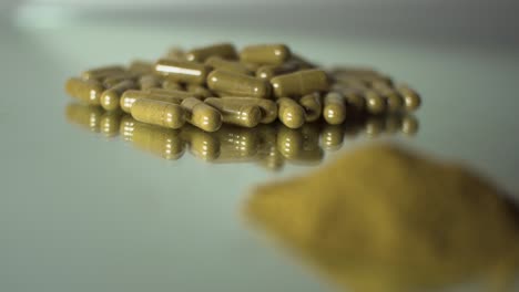 Moringa-Pulver-Superfood-Und-Tabletten-Pillen-Rack-Fokus-Isolierte-Grüne-Frische-Bio-Ergänzungsmittel