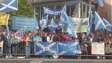 Zeitlupen-Nahaufnahme-Schottischer-Demonstranten-Und-Ihrer-Fahnen-Vor-Der-Konzerthalle-Von-Perth,-Wo-Die-Tory-Führungsdebatten-Stattfinden