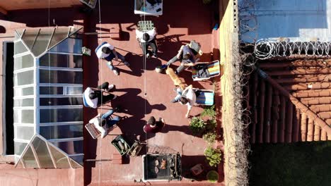 Luftaufnahme-Der-Dachspitze-In-Der-Stadt-Montevideo-Uruguay-Mit-Leuten-Und-Freunden,-Die-An-Einem-Sonnigen-Tag-Grillen-Und-Fußball-Spielen